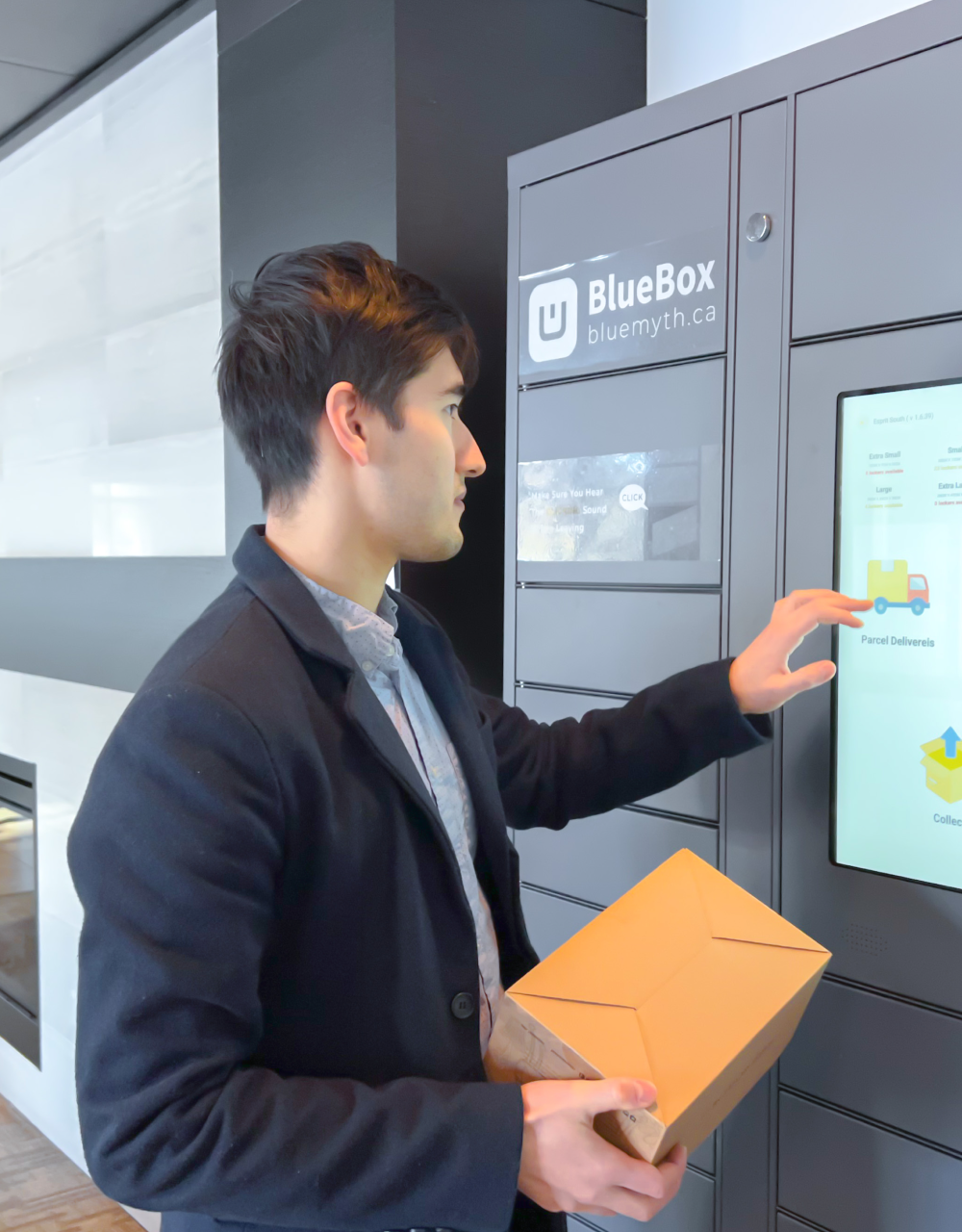 Depositing a parcel to a BluxBox locker